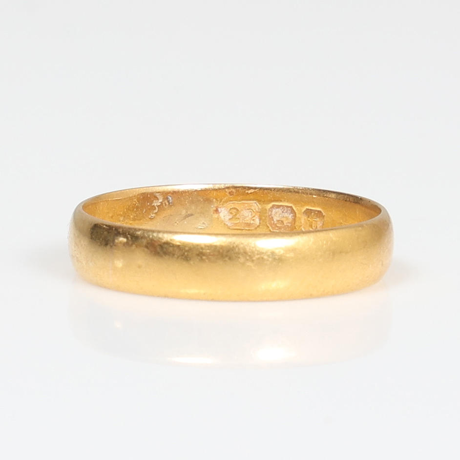 EIN EHERING AUS 22 KARAT GOLD.