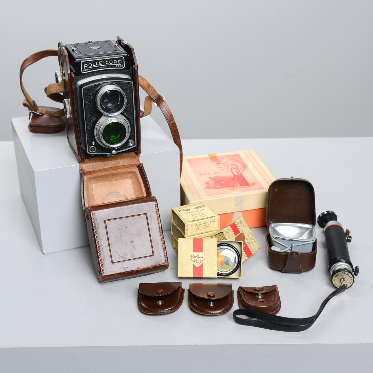 CAMERA & CAMERA ACCESSORIES, Rolleicord (14 pieces).