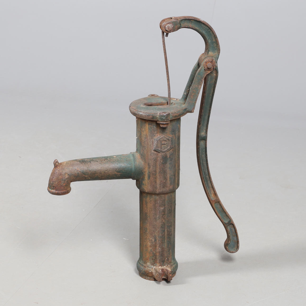 EN STØBEJERNS VANDPUMPE.