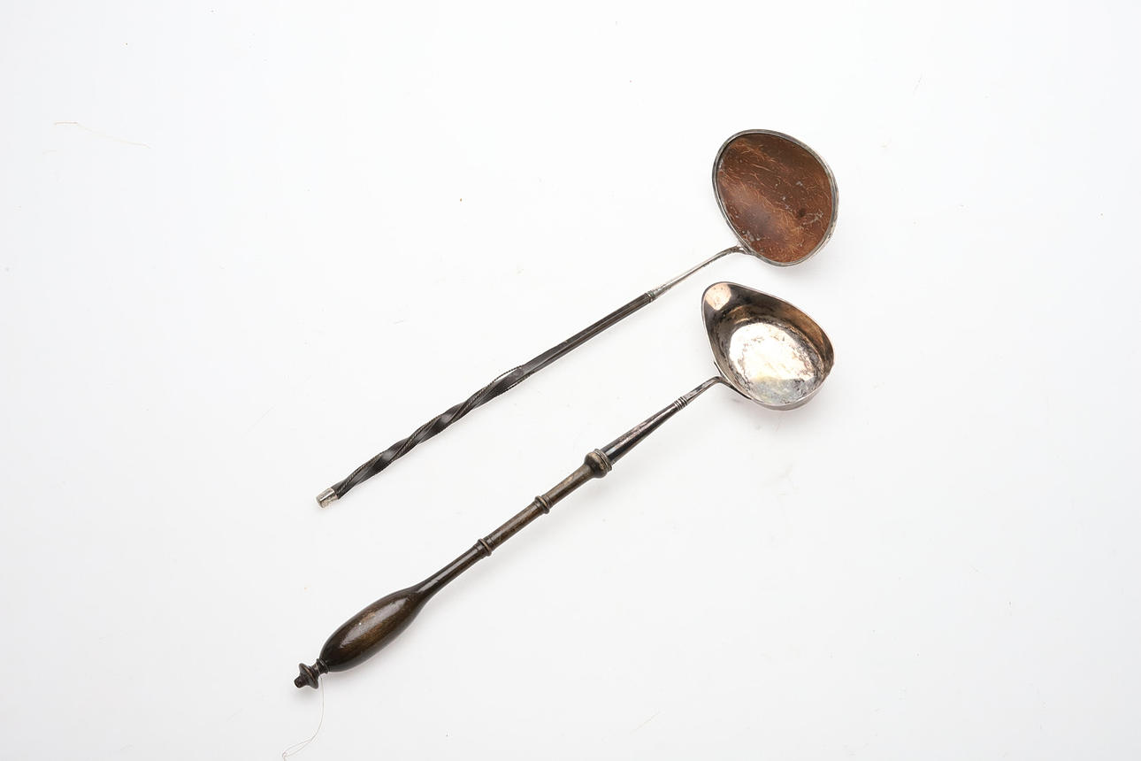 PILZKELLE. 2 Stck. Silber, 19. Jahrhundert.