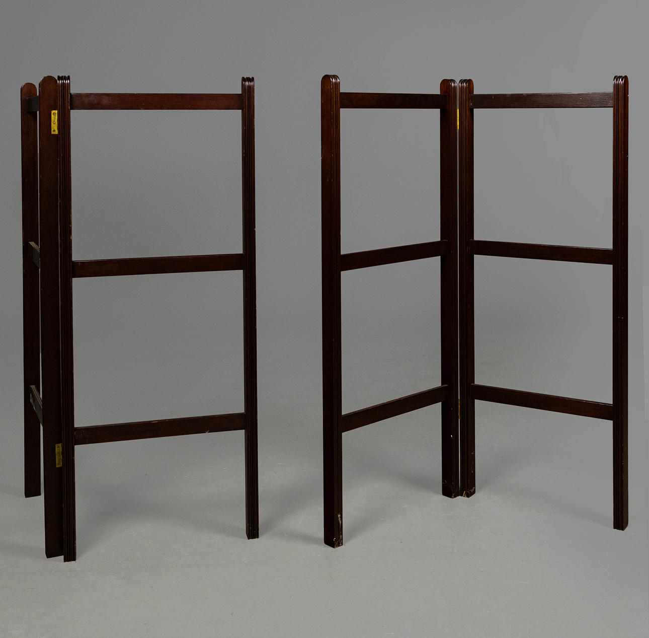 2 FOLDING DRYING RAILS.