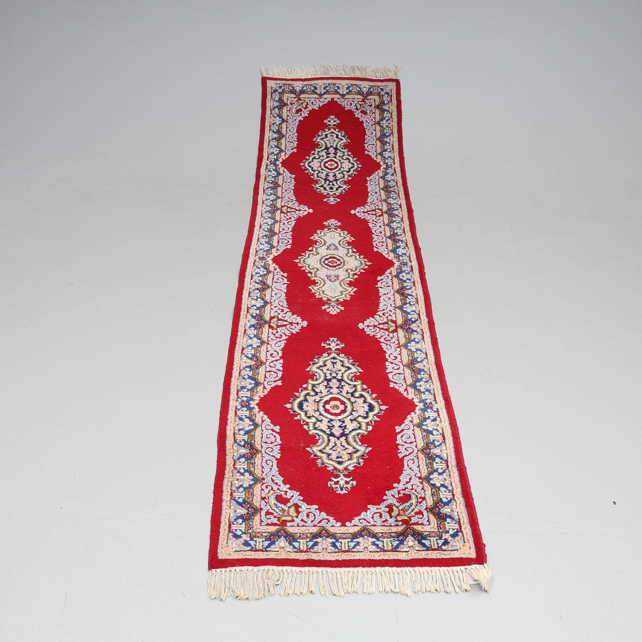 GALLERY MAT. Persian, approx. 302 x 74 cm.