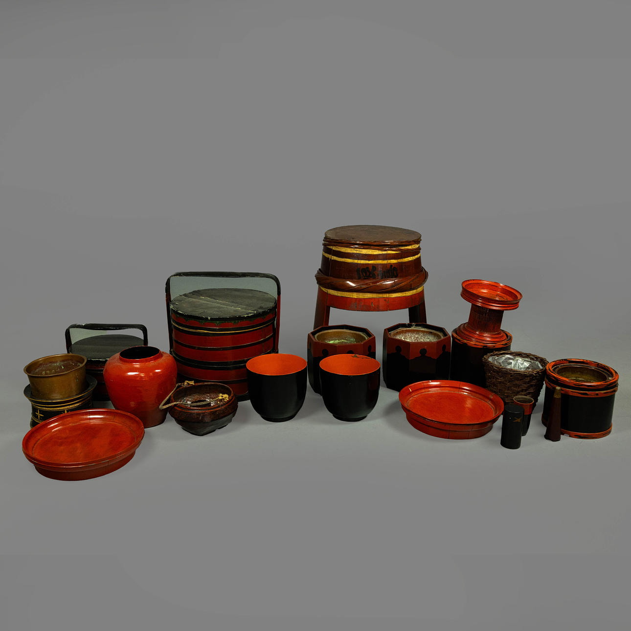 A COLLECTION 25 OF LACQUERED VESSELS AND OTHER ITEMS OF VARIOUS DESCRIPTIONS.