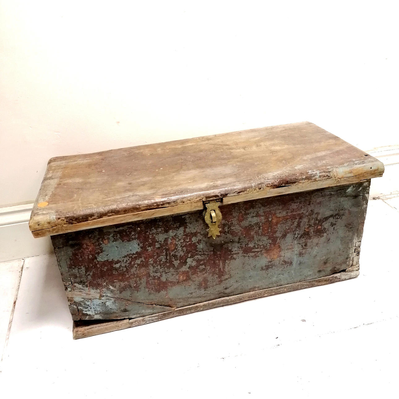 ANTIKE INDISCHE HARTHOLZTRUHE.