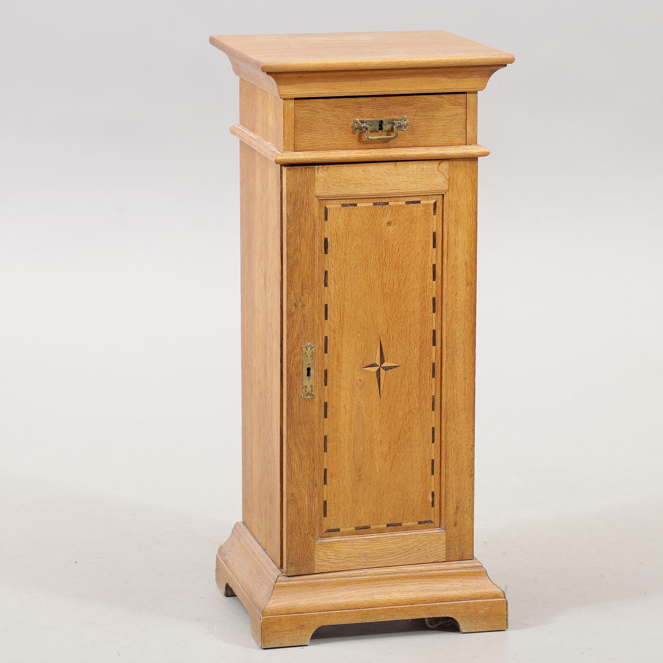 Ein Schrank mit einer Schublade, Smålandsstjerna, 1800/1900.