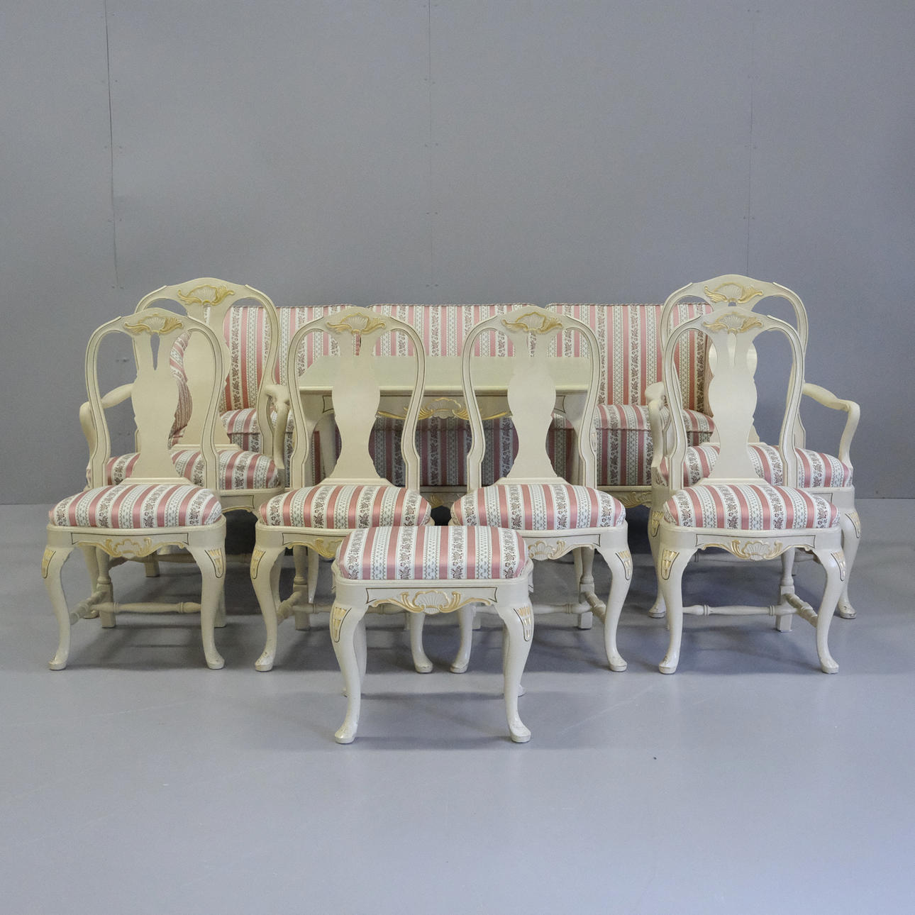 LIVING ROOM GROUP, ROCOCO STYLE, 9 PIECES.