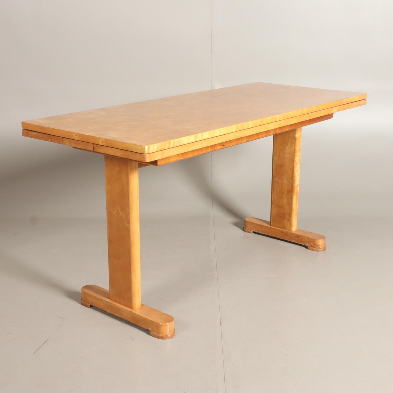TABLE with connected legs, shaker style.