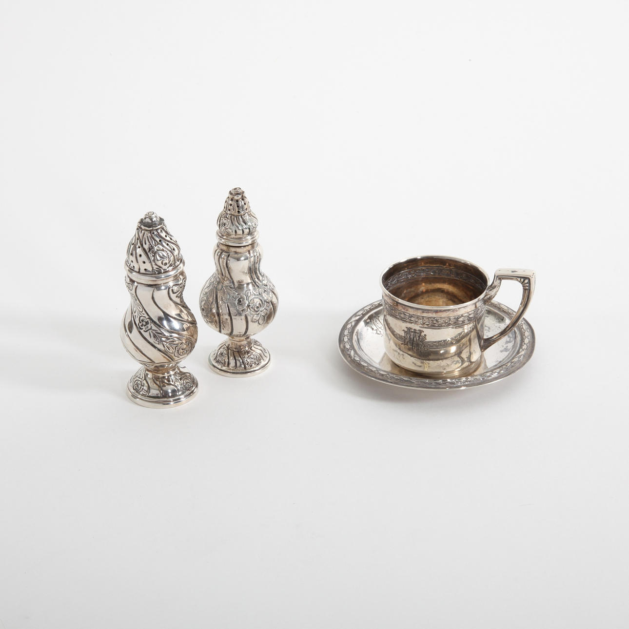 A set of silver objects, 4 pieces, 20th century.