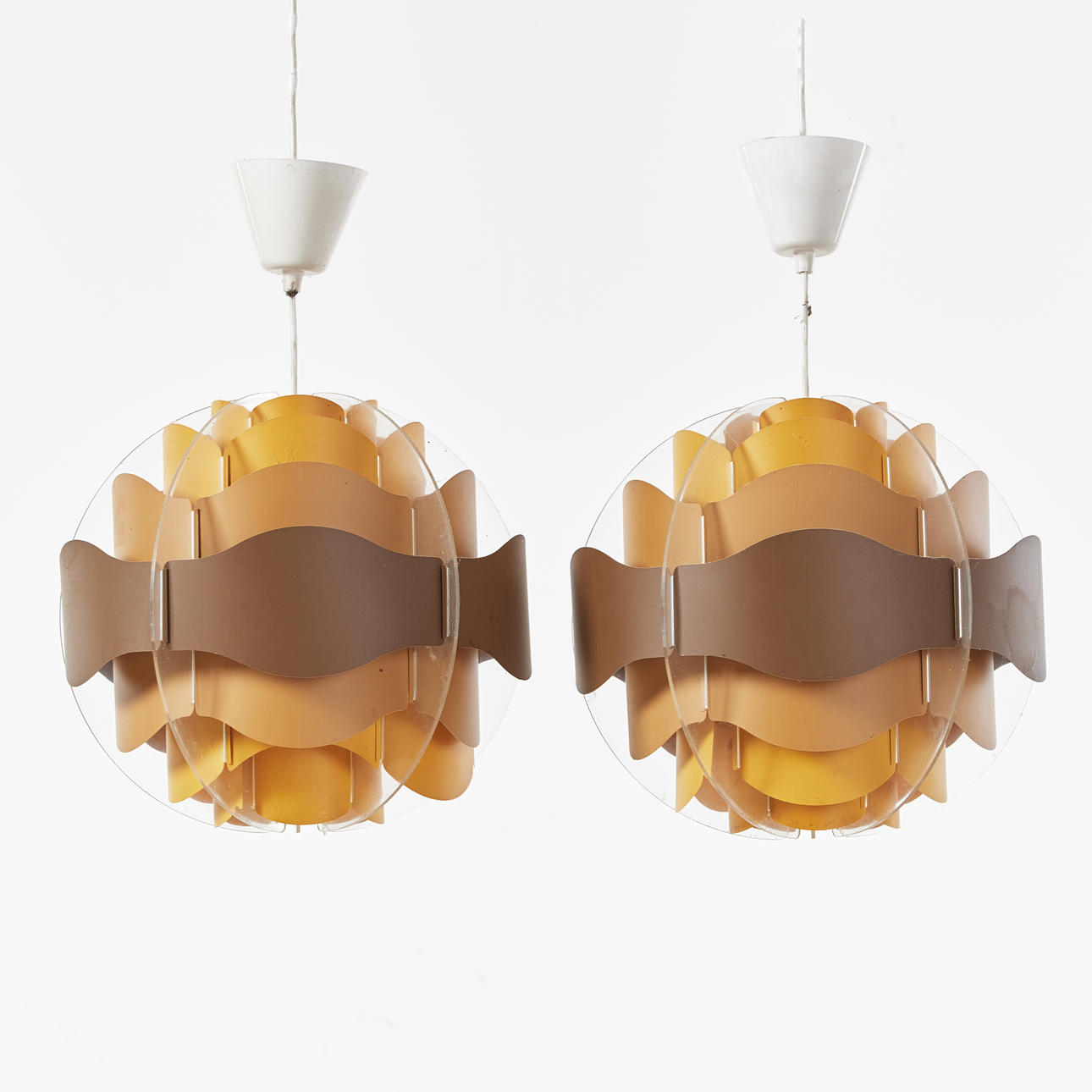 Ein Paar polychrome Deckenlampen, möglicherweise Dänemark, zweite Hälfte des 20. Jahrhunderts.