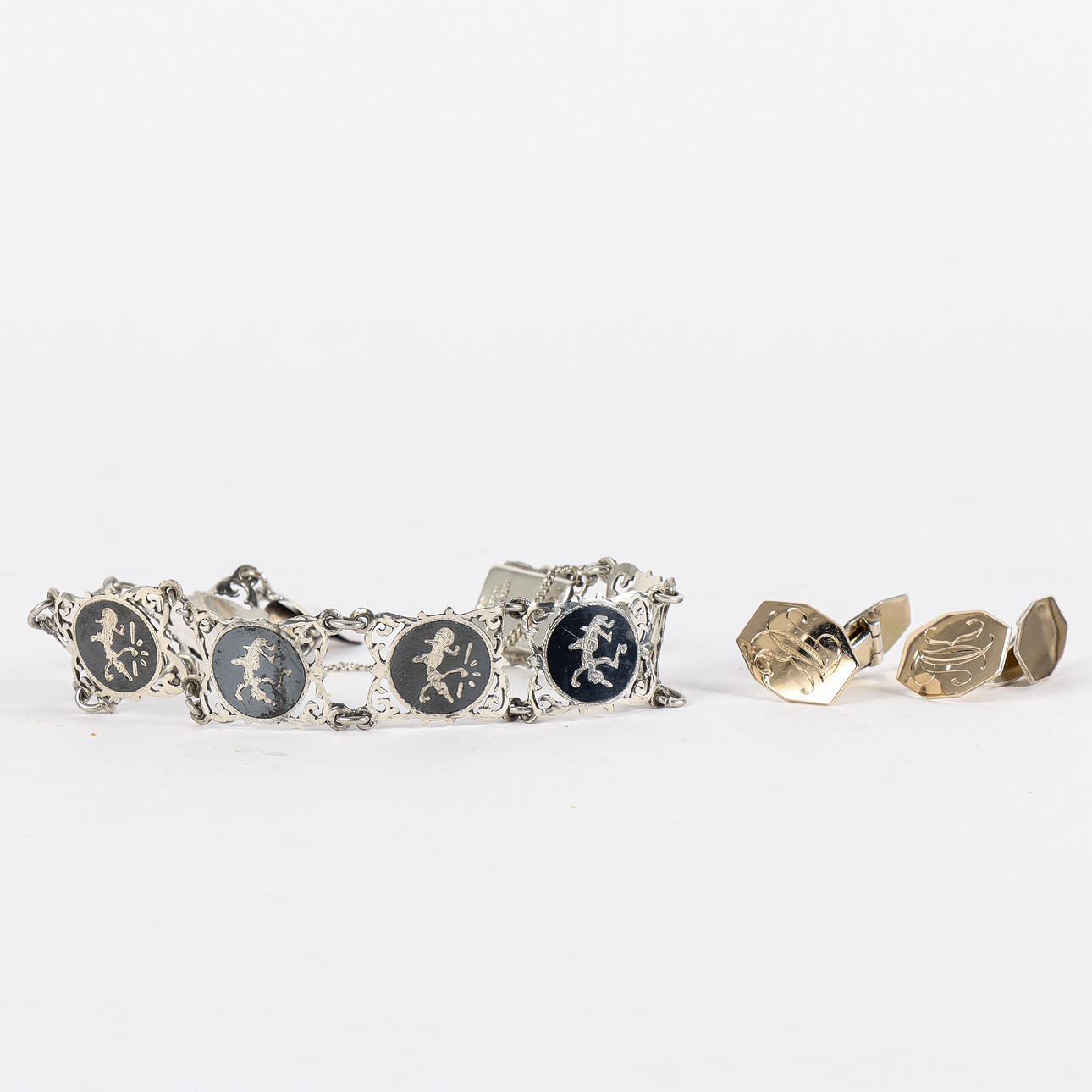 ARMBÅND OG MANCHETKNAPPER sølv.