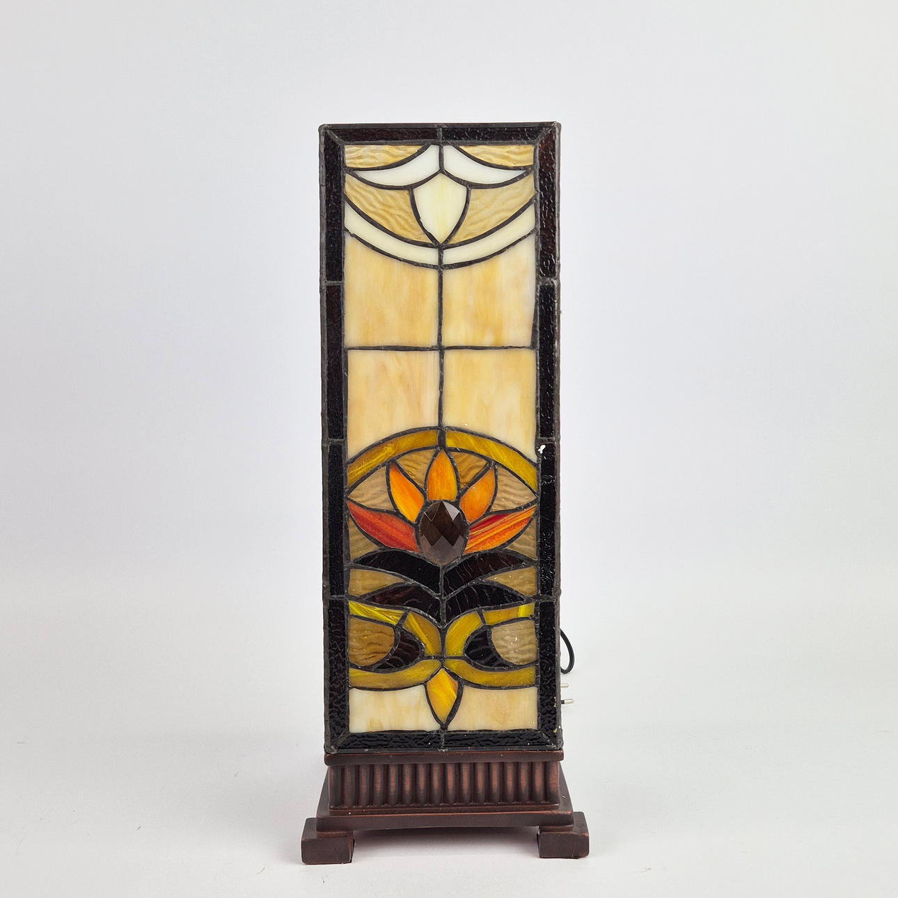 TIFFANY STYLE TABLE LAMP.