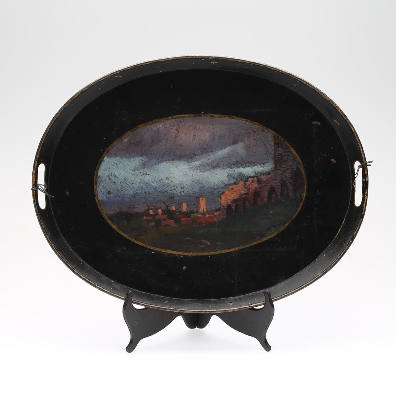 BRICKA, bemålad plåt, motiv av Visby ringmur, signerad, 1800-tal.