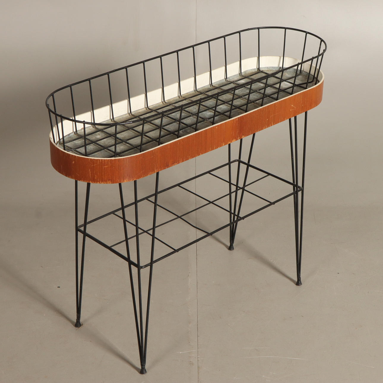 FLOWER TABLE, string style. Mid 20th century.