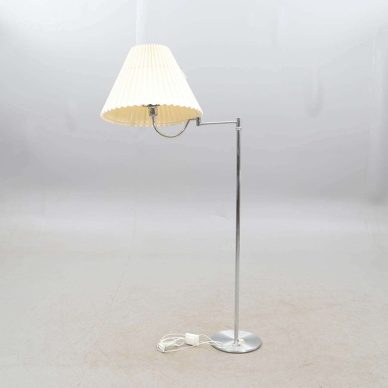 LÁMPARA DE PIE, cromada, Evå, Värnamo.