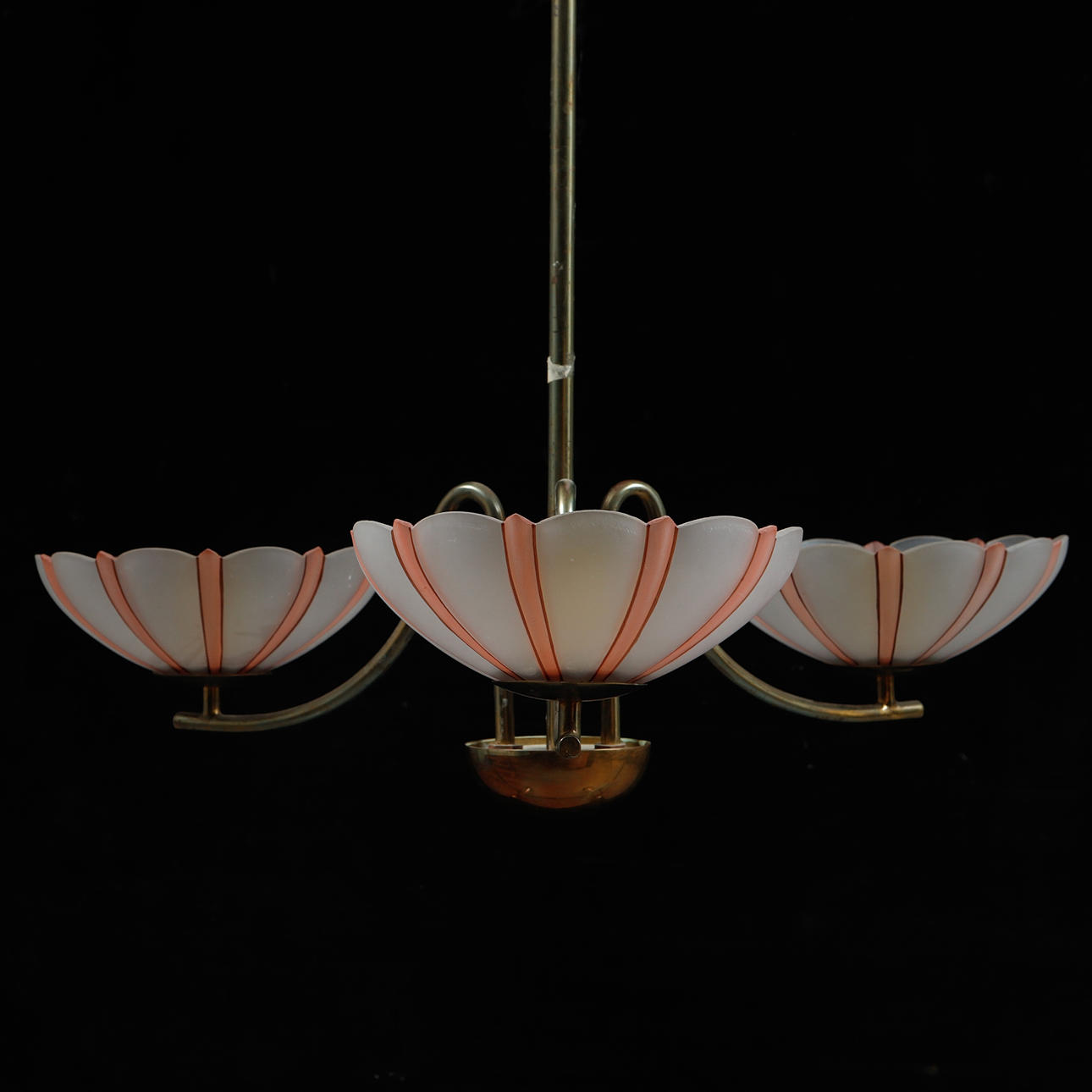 Eine Deckenlampe, frühe Hälfte des 20. Jahrhunderts.