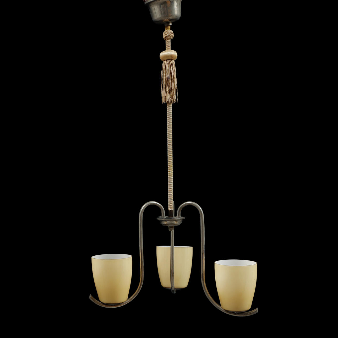 Eine Deckenlampe, frühe Hälfte des 20. Jahrhunderts.