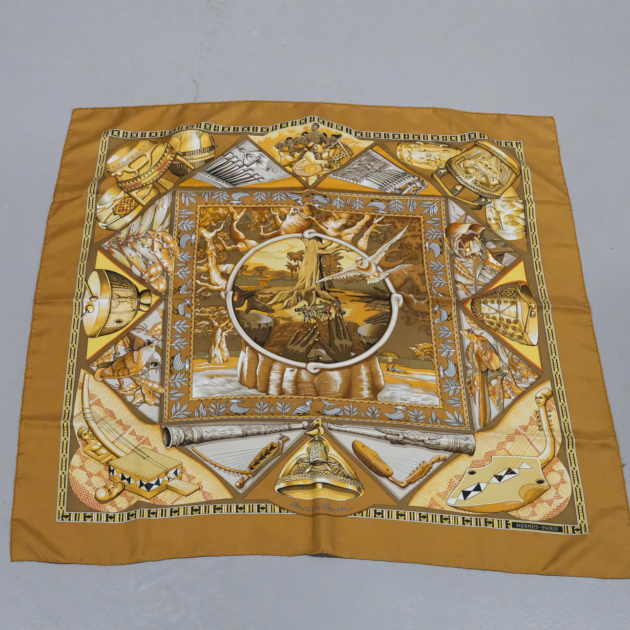 HERMÈS, BUFANDA, «AU SON DU TAM-TAM».