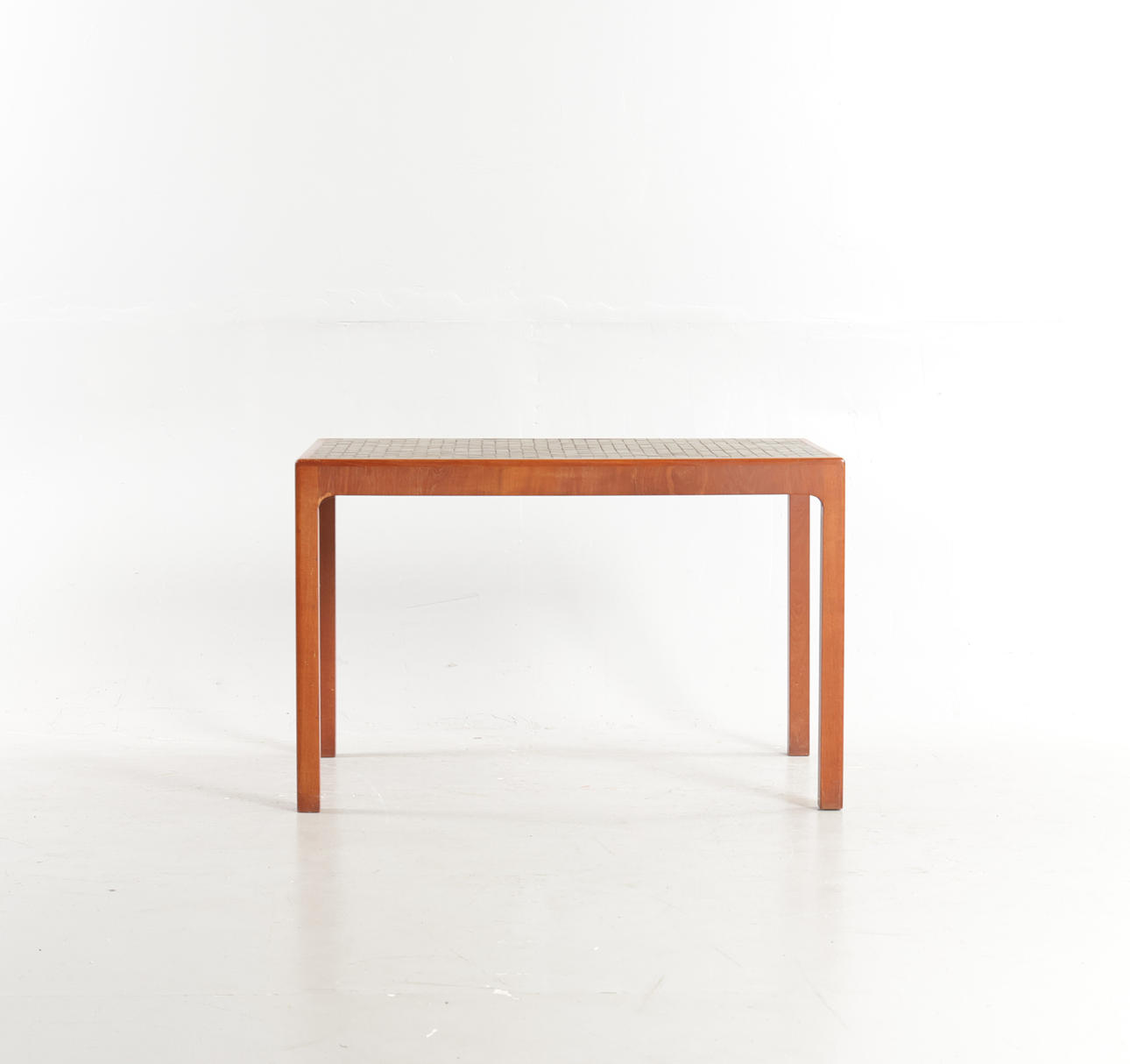 DANSK MØBELDESIGN. Rectangular teak coffee table, plate with earthenware tiles decorated with green glaze, mid 1900s.