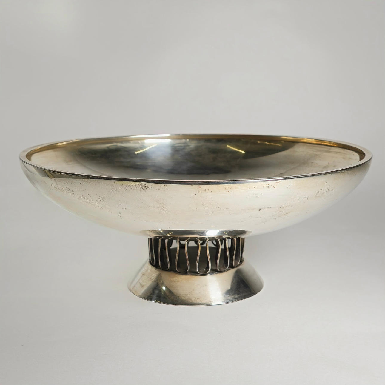 CIRCULAR CENTERPIECE. PUNCHED SILVER.