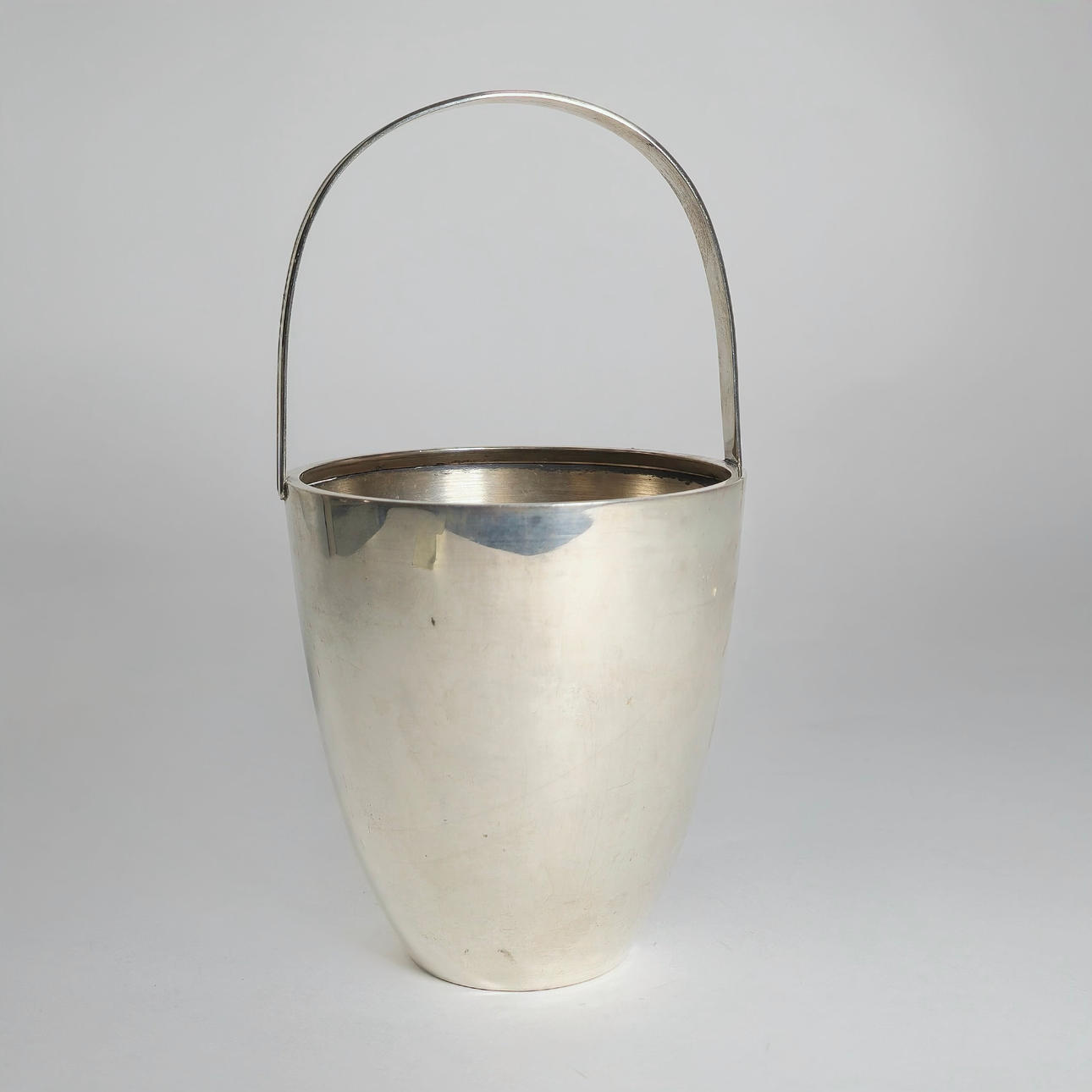 SMALL SILVER ICE BUCKET.