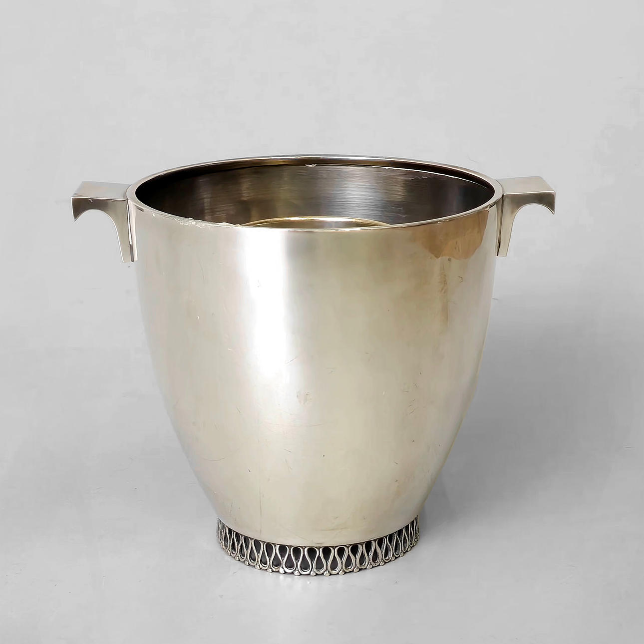 CHAMPAGNE BOTTLE IN PUNCHED SILVER.