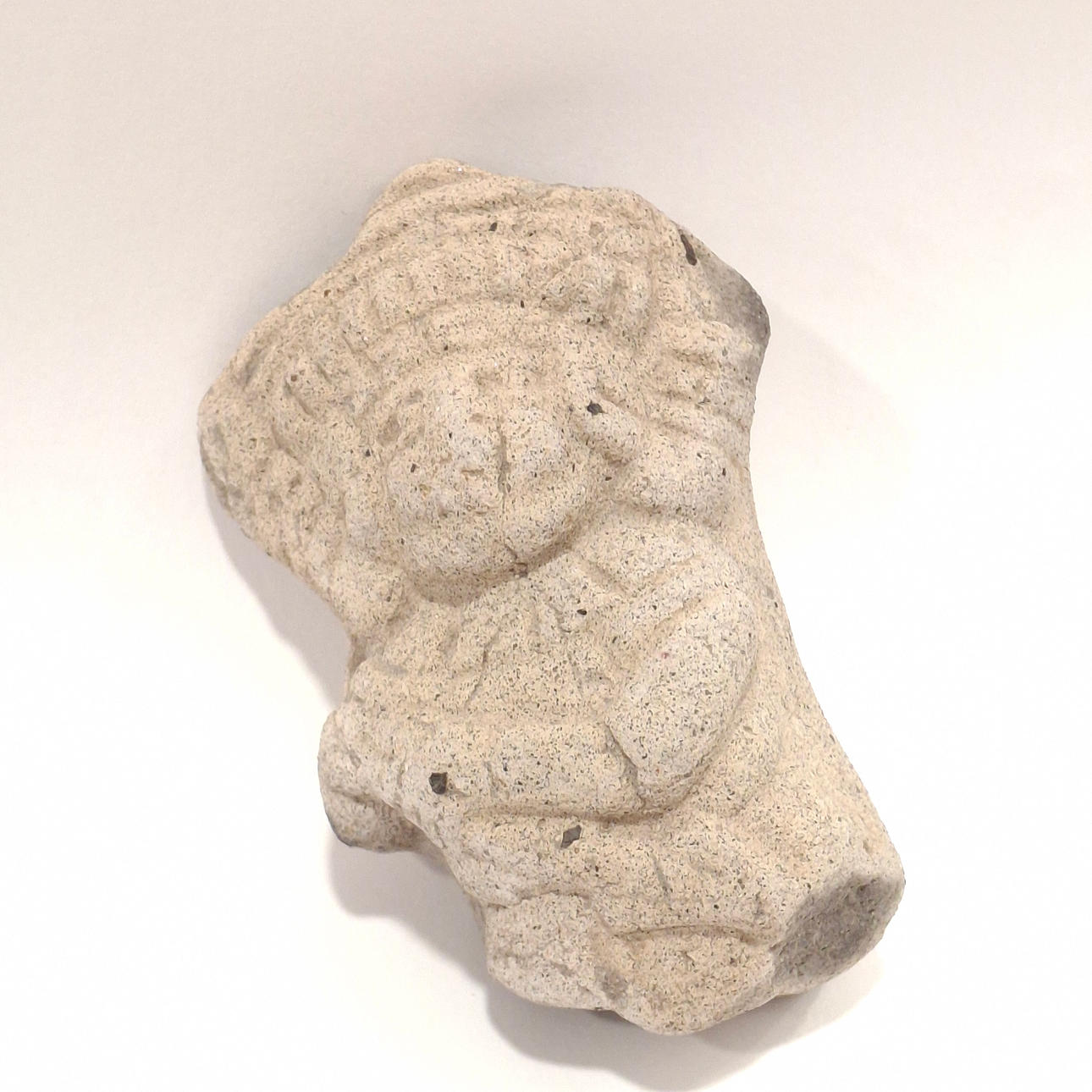 Pre-Columbian divinity figure in sandstone. (Reproduction).