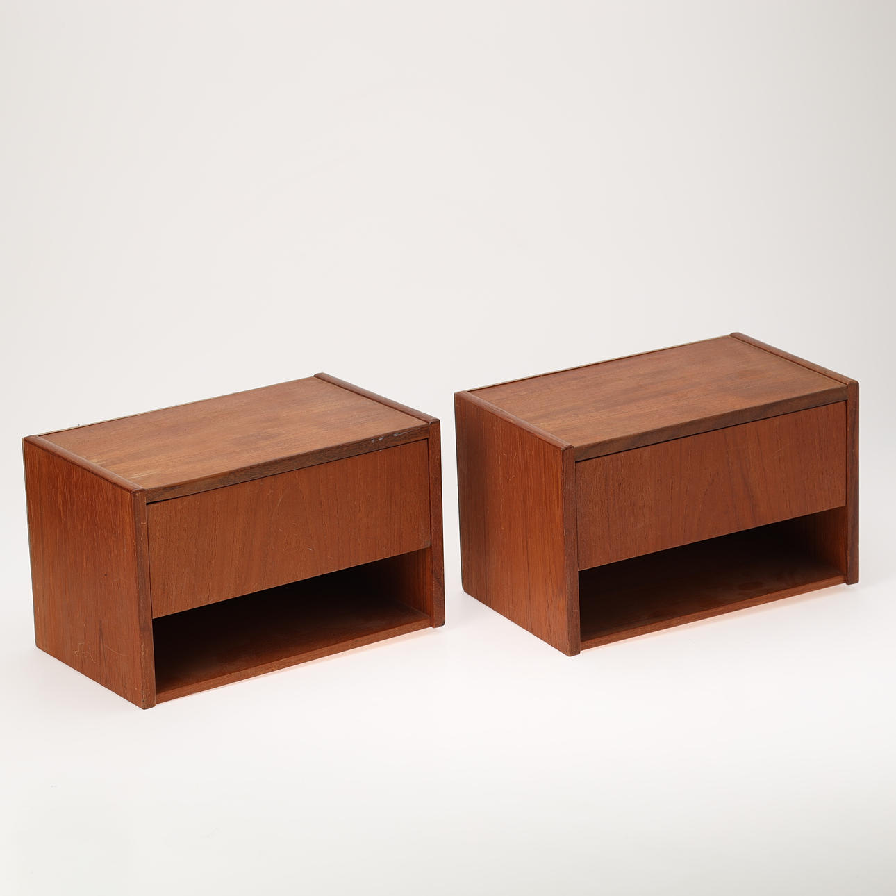 Pair of wall-hung bedside tables - teak bedside tables with drawer Denmark ca 1950-60 (2).