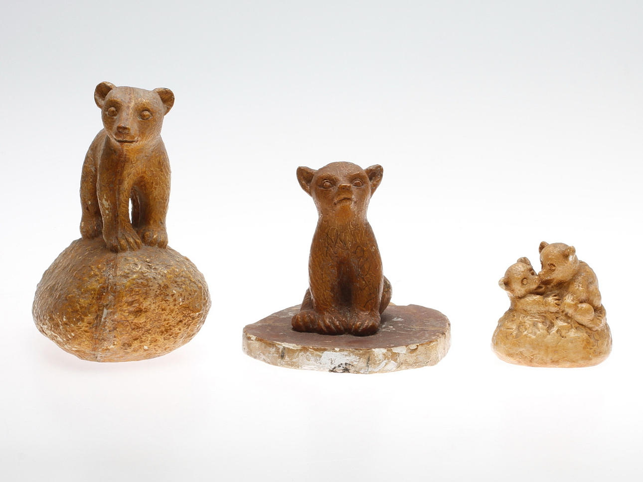 CARIN NILSON(1884-1973). Skulpturer, 3 st. Gips. "Skansenbjörnar" varav en märkt "Modell". Delvis signerade.
