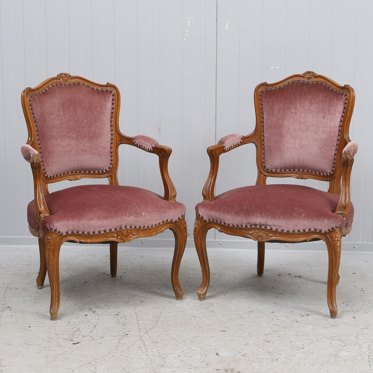 Un par de sillones de estilo rococó, siglo XX.