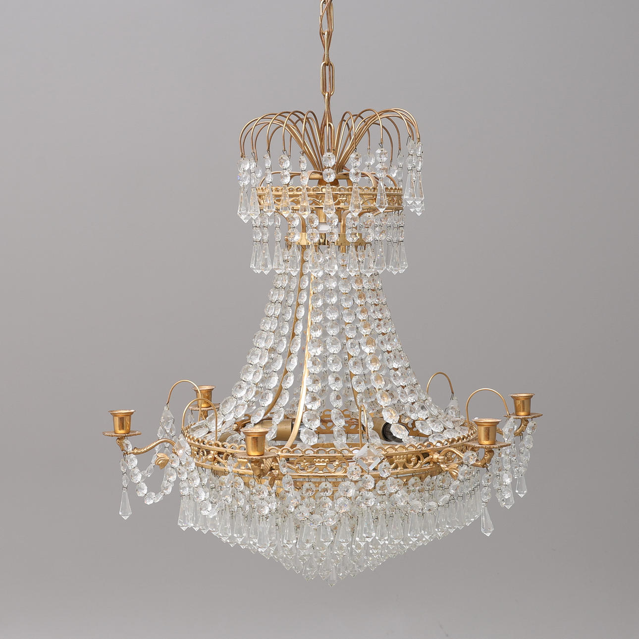 AN EMPIRE STYLE CHANDELIER, FIRST HALF OF THE 20TH CENTURY.