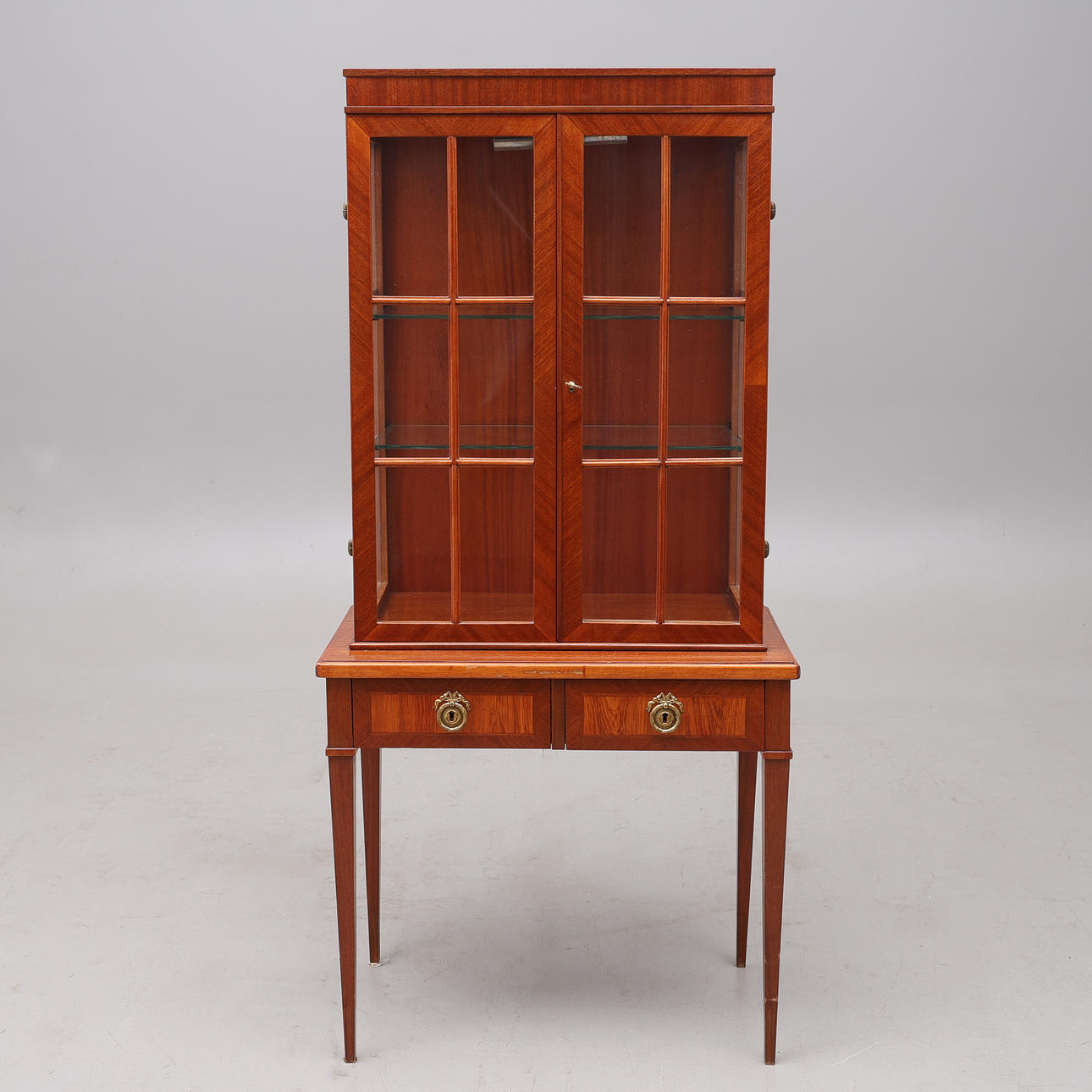 VITRINE IM ENGLISCHEN STIL.
