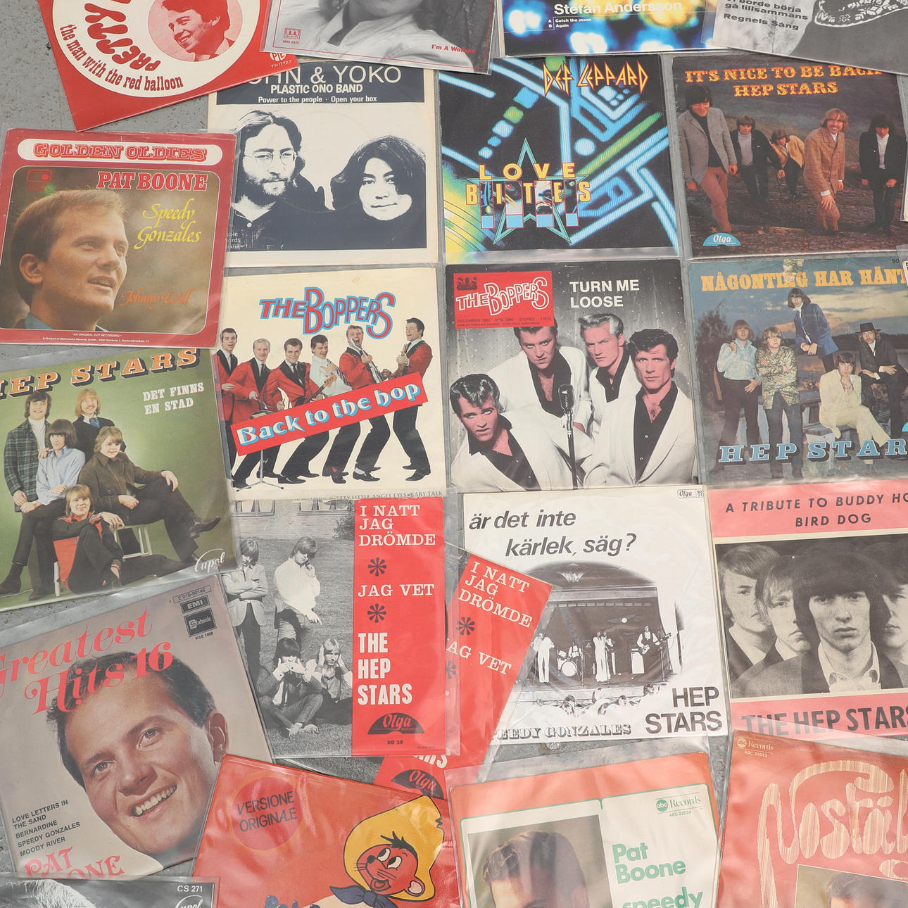 VINYL RECORDS, batch singles, mainly Pat Boone.