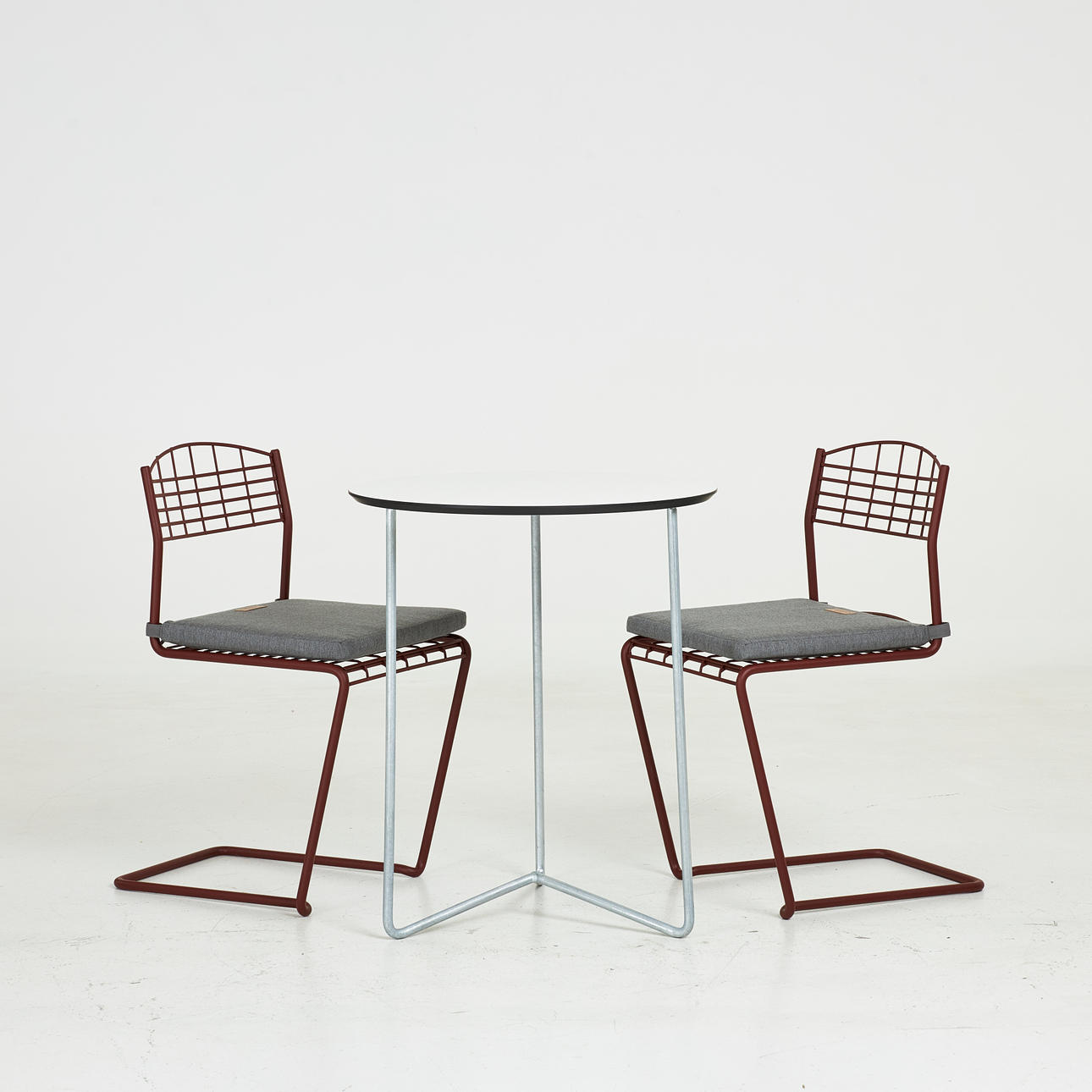 NILS STRINNING. Grythyttan Stålmöbel, 3 dlr., “model High Tech”, consisting of 2 chairs in powder coated chair with seat covers and table with solid steel bottom with compact laminate top.