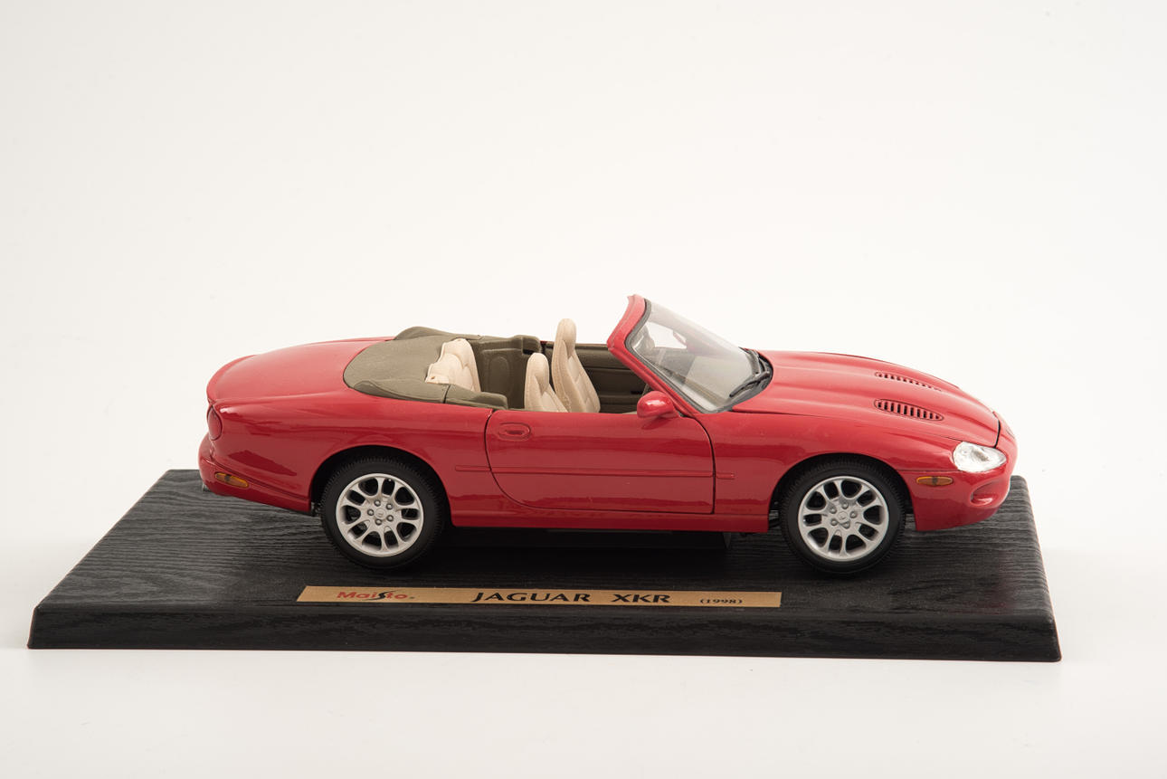 JAGUAR XKR 1998. MODELLBIL.