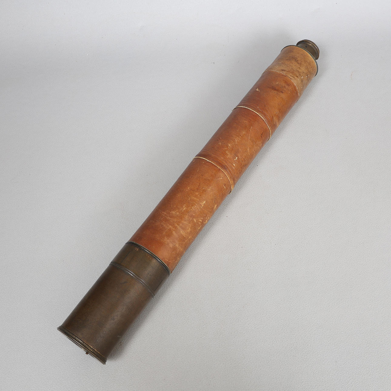 A 19TH CENTURY BRASS SINGLE DRAWER TELESCOPE.