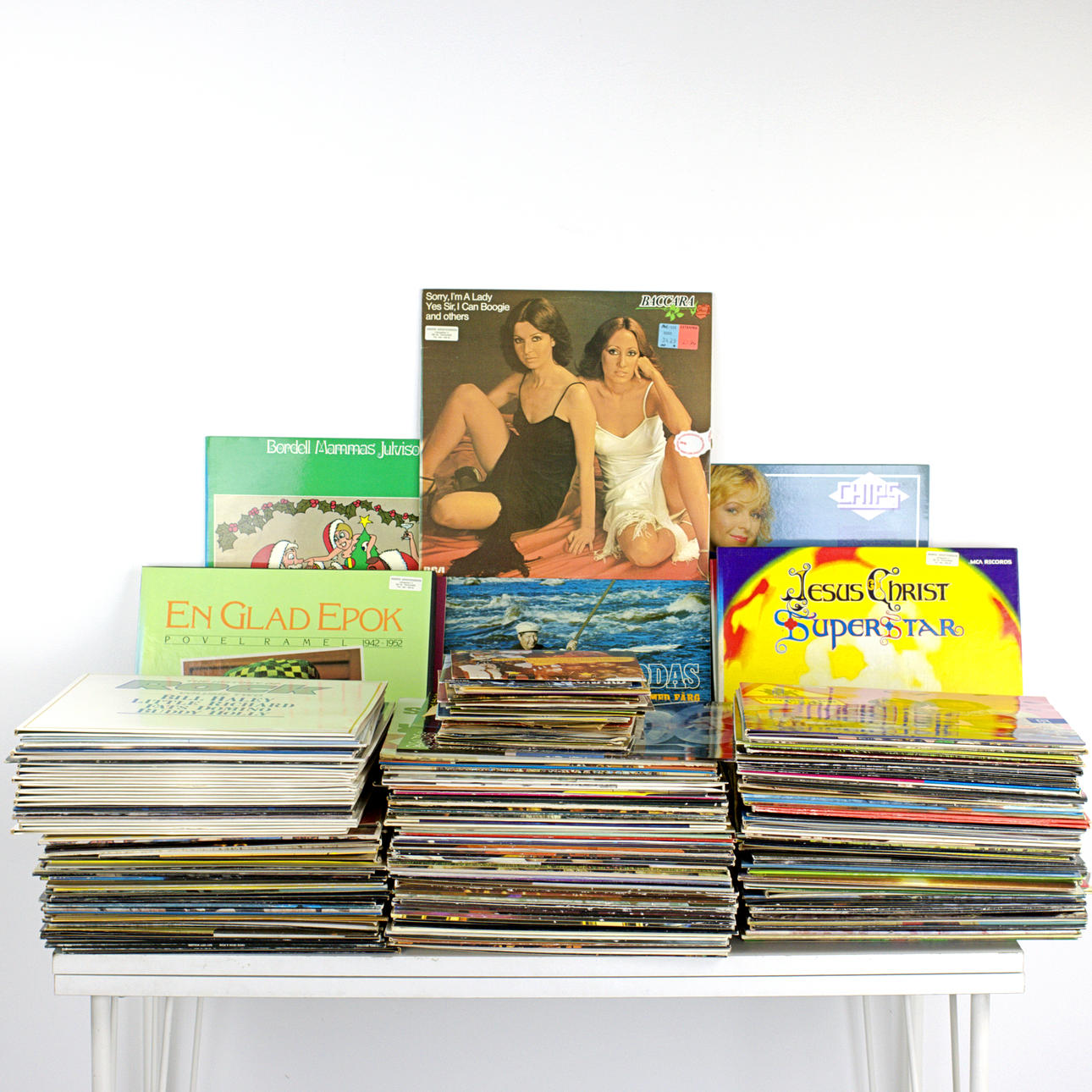 Eine Sammlung von LP- und Einzelplatten des 20. Jahrhunderts.