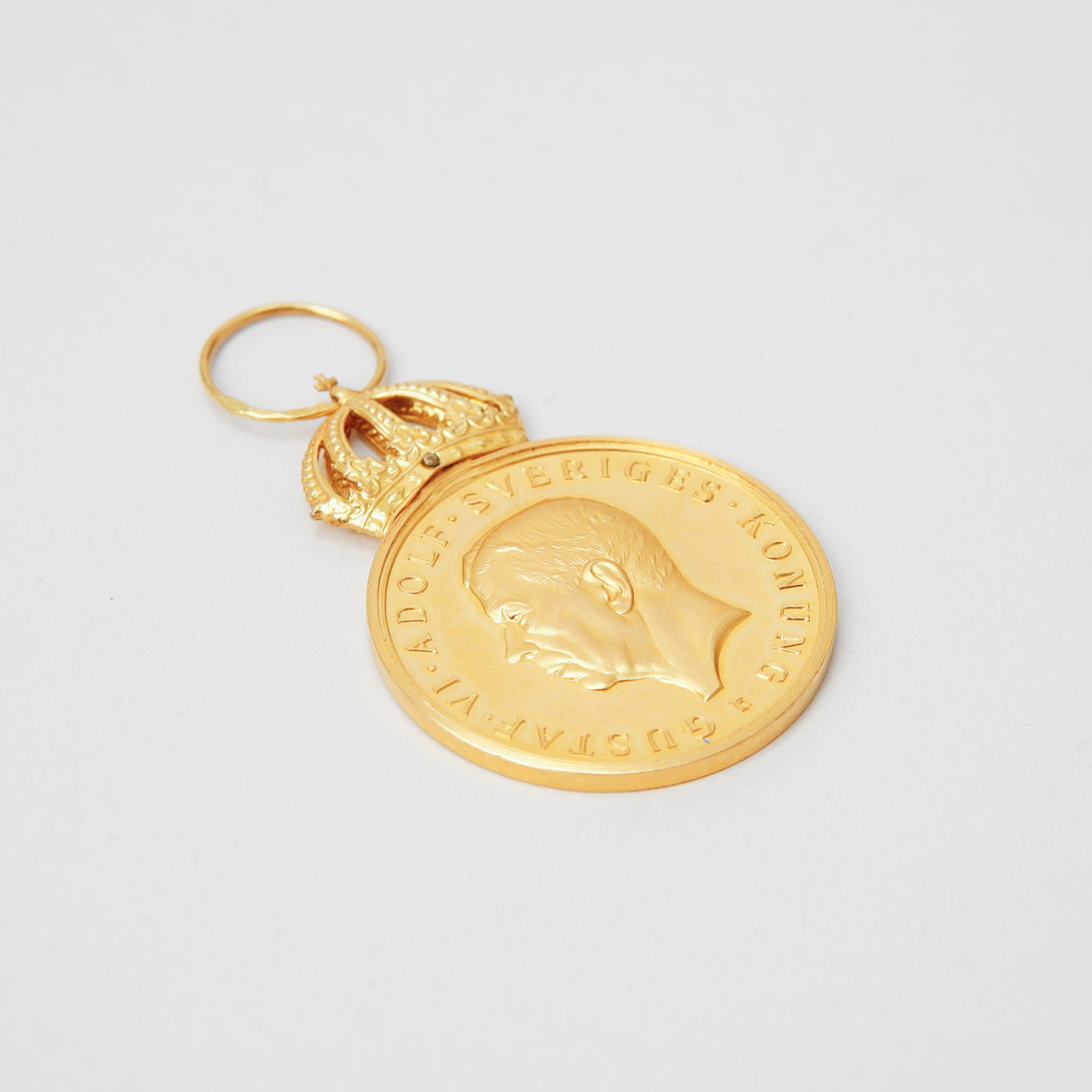 FÖRTJÄNSTMEDALJ, 18/ 23k guld, Gustav VI Adolf, 1953. Vikt ca 17 gram.