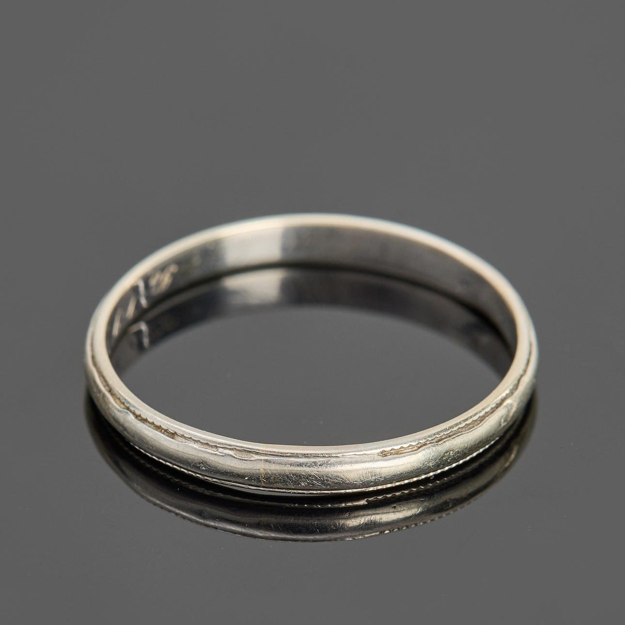 RING, 18k white gold, smooth with patterned edges.