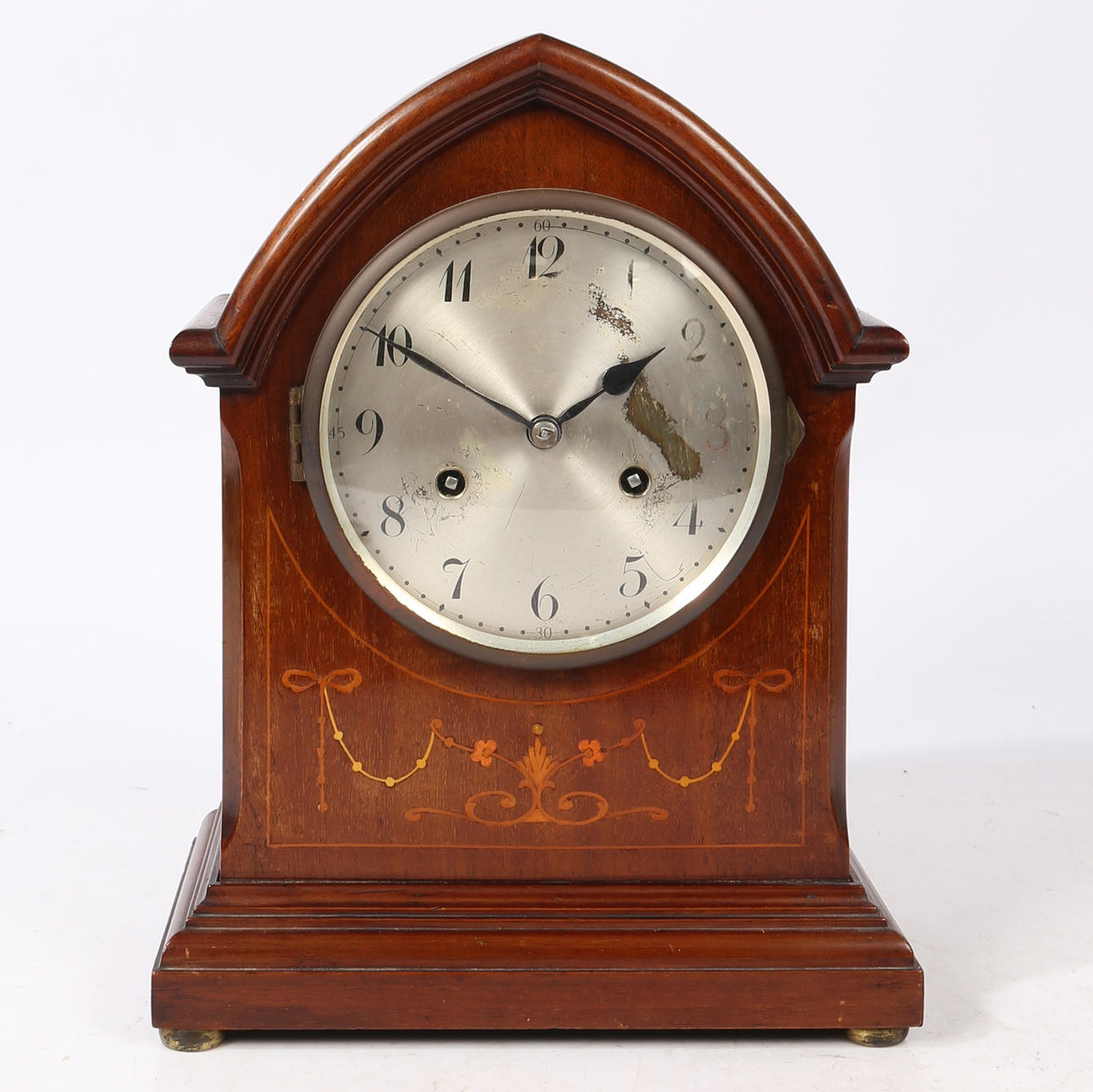 AN EDWARDIAN GOTHIC STYLE MANTEL CLOCK.
