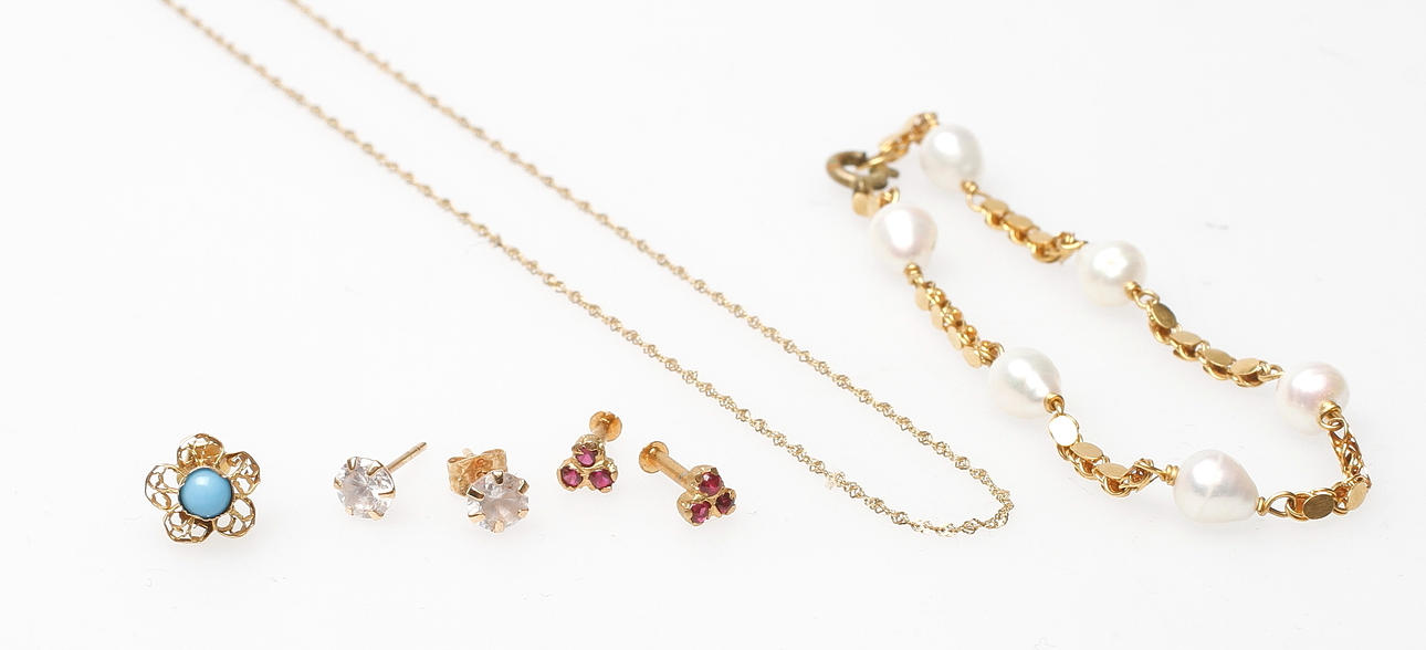 GULDSMYCKEN, 18k guld, total vikt ca 7,2 gr.