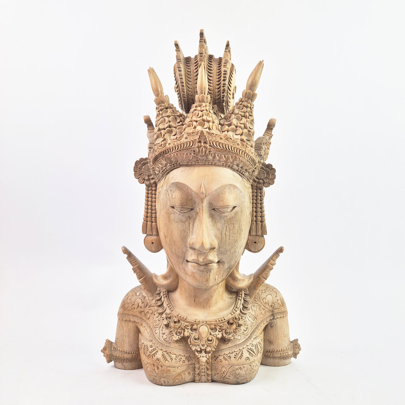 EINE THAILÄNDISCHE GESCHNITZTE BÜSTE.