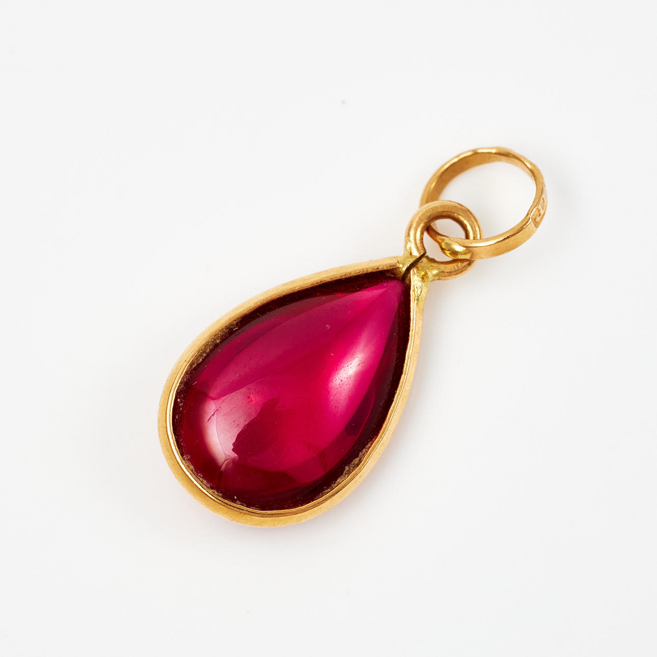 PENDANT, 18k gold, Drop-cut synthetic ruby.