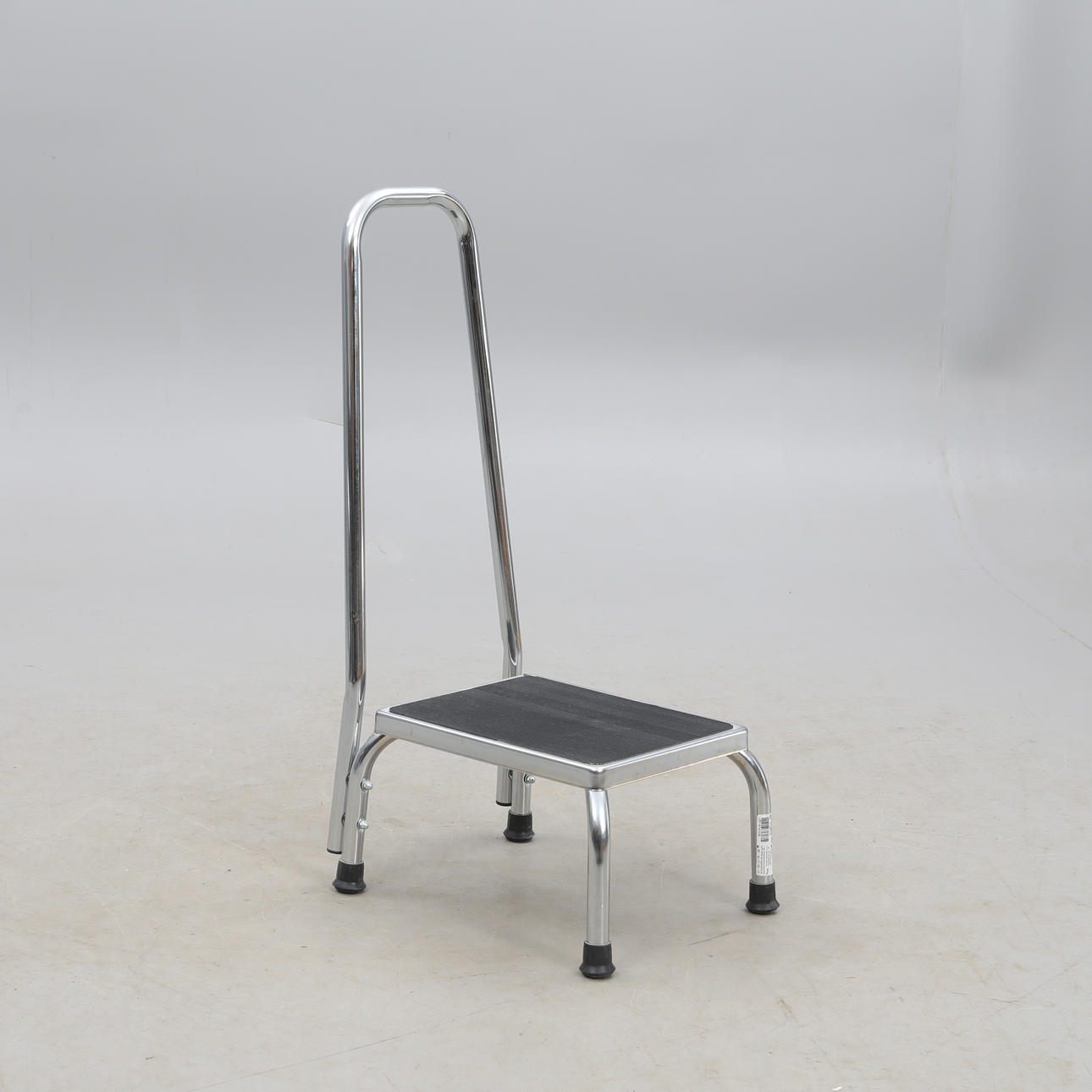 TRITTHOCKER MIT GELÄNDER.