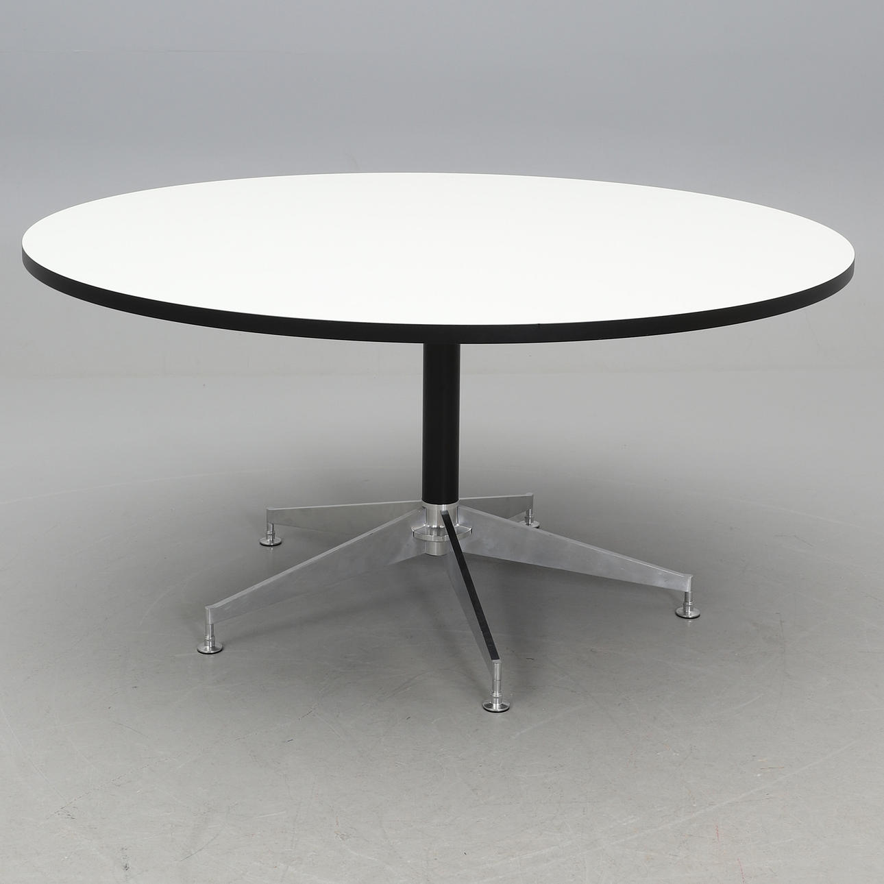 MAD/KONFERENCEBORD, mærket DesignOffice.dk.