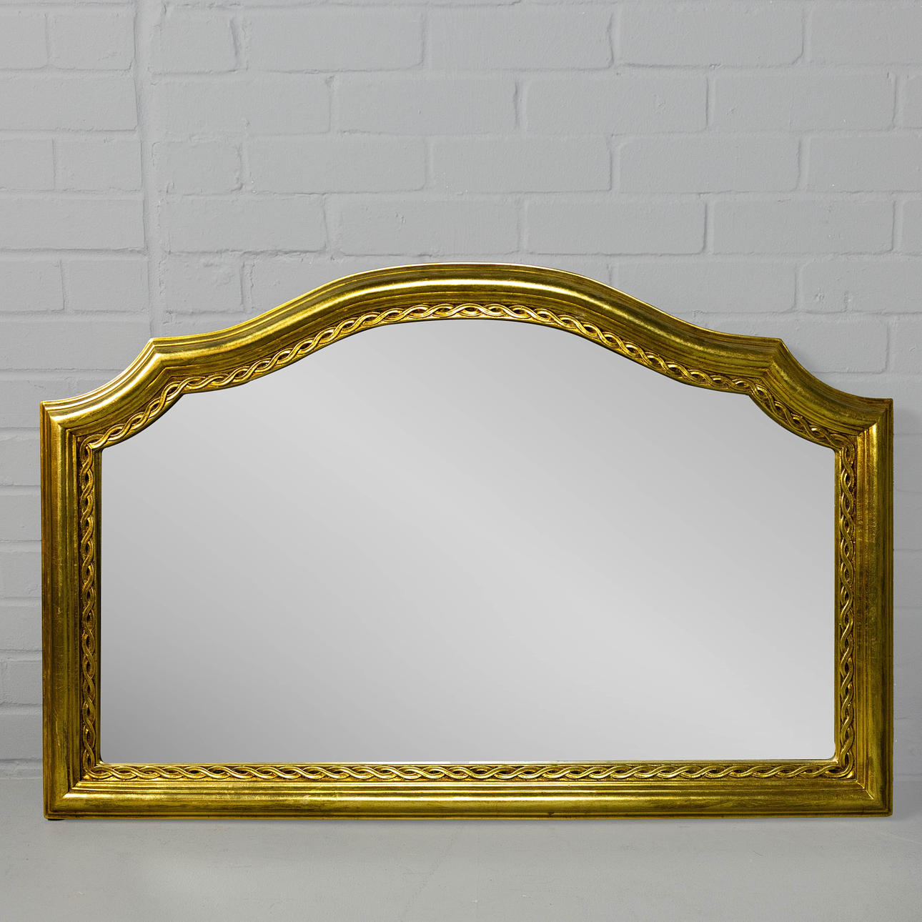 A GILTWOOD WALL MIRROR.