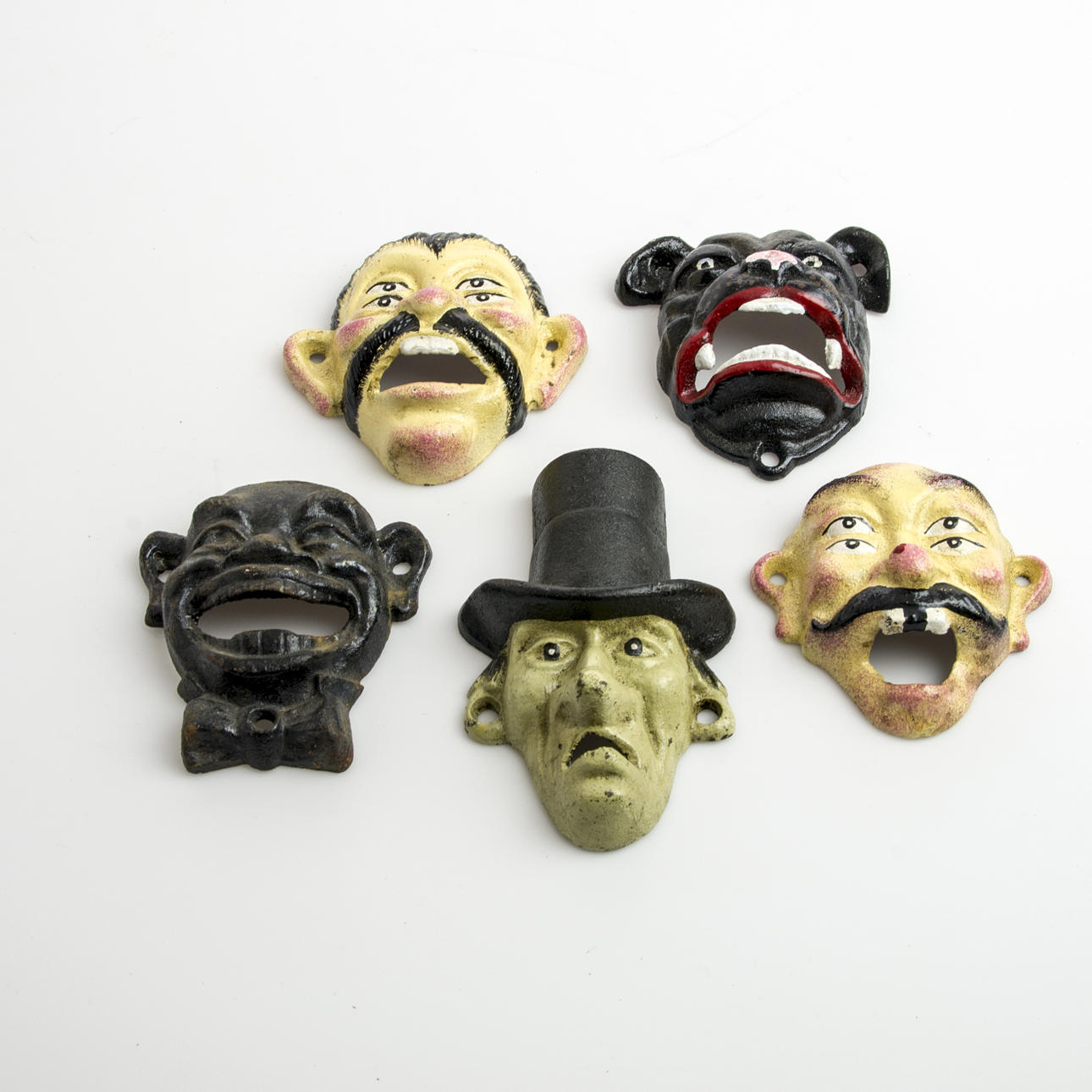 RELIEFER, 5 stycken, ansikten, målad gjutjärn, samtida.