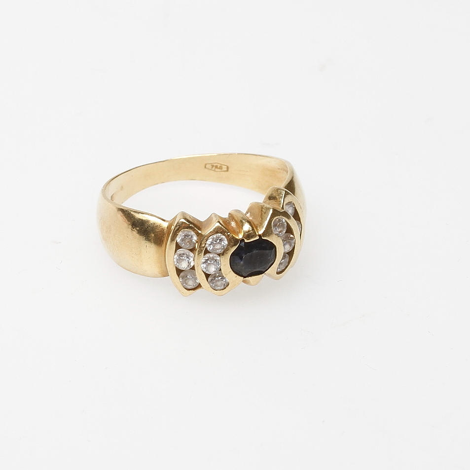 RING MED STENAR, 18k guld, vikt ca 5 gr.