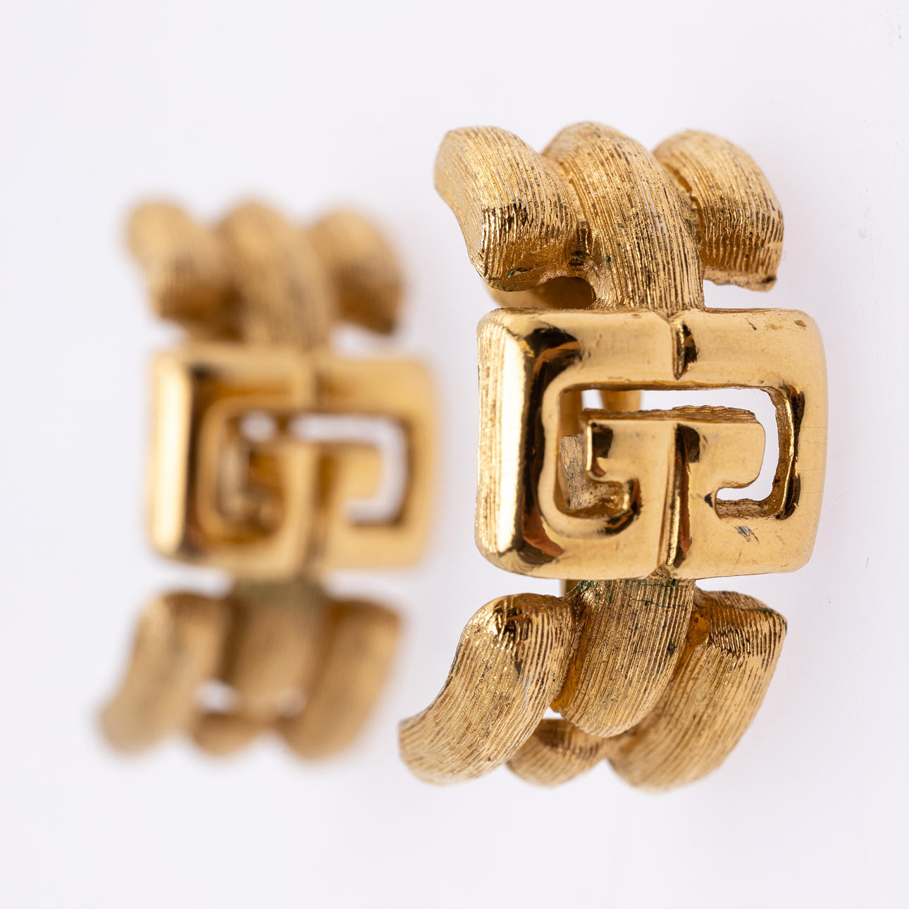 GIVENCHY. Kullatut korvaklipsit, 1980-luku.