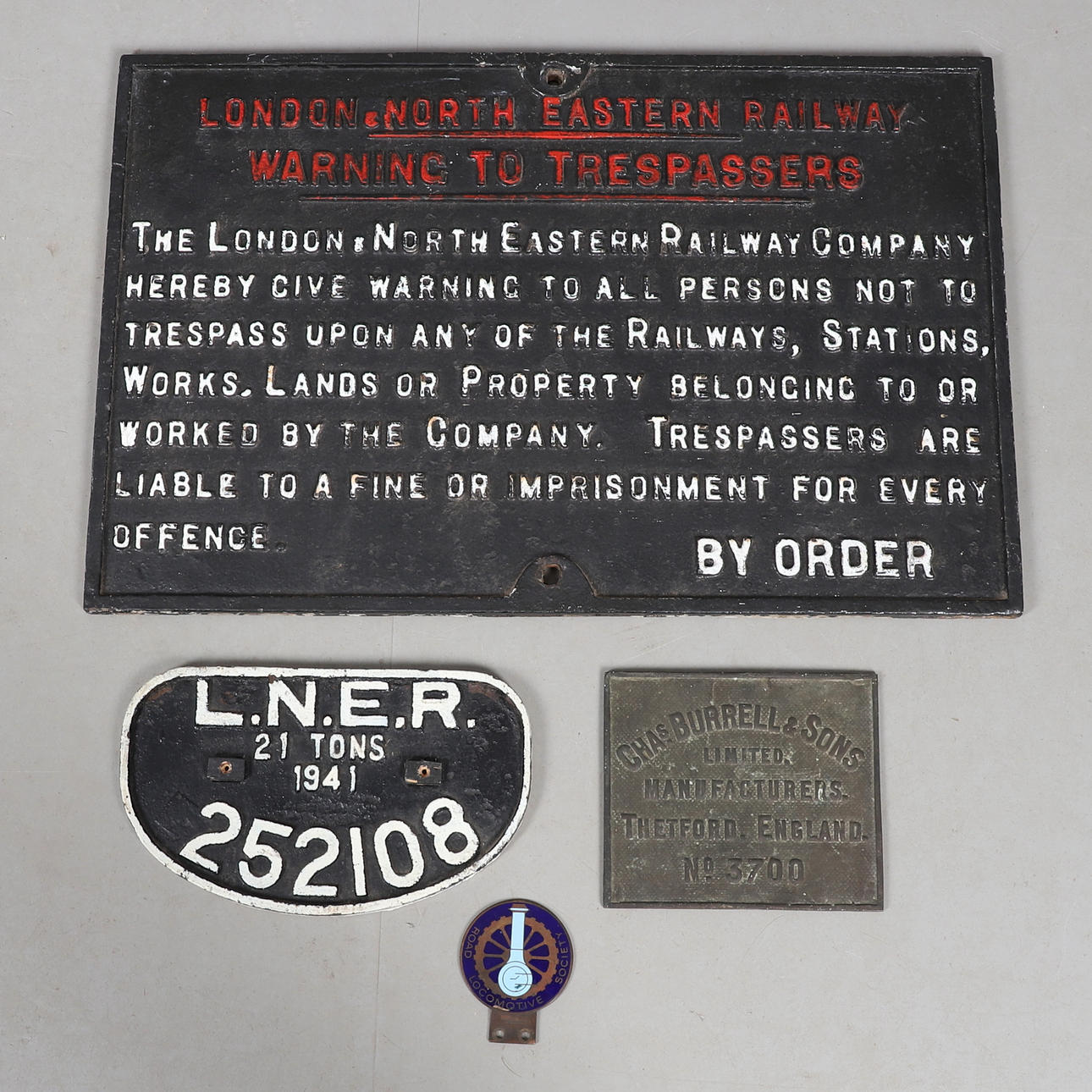 EN MÄNGD JÄRNVÄGSSKYLTAR.