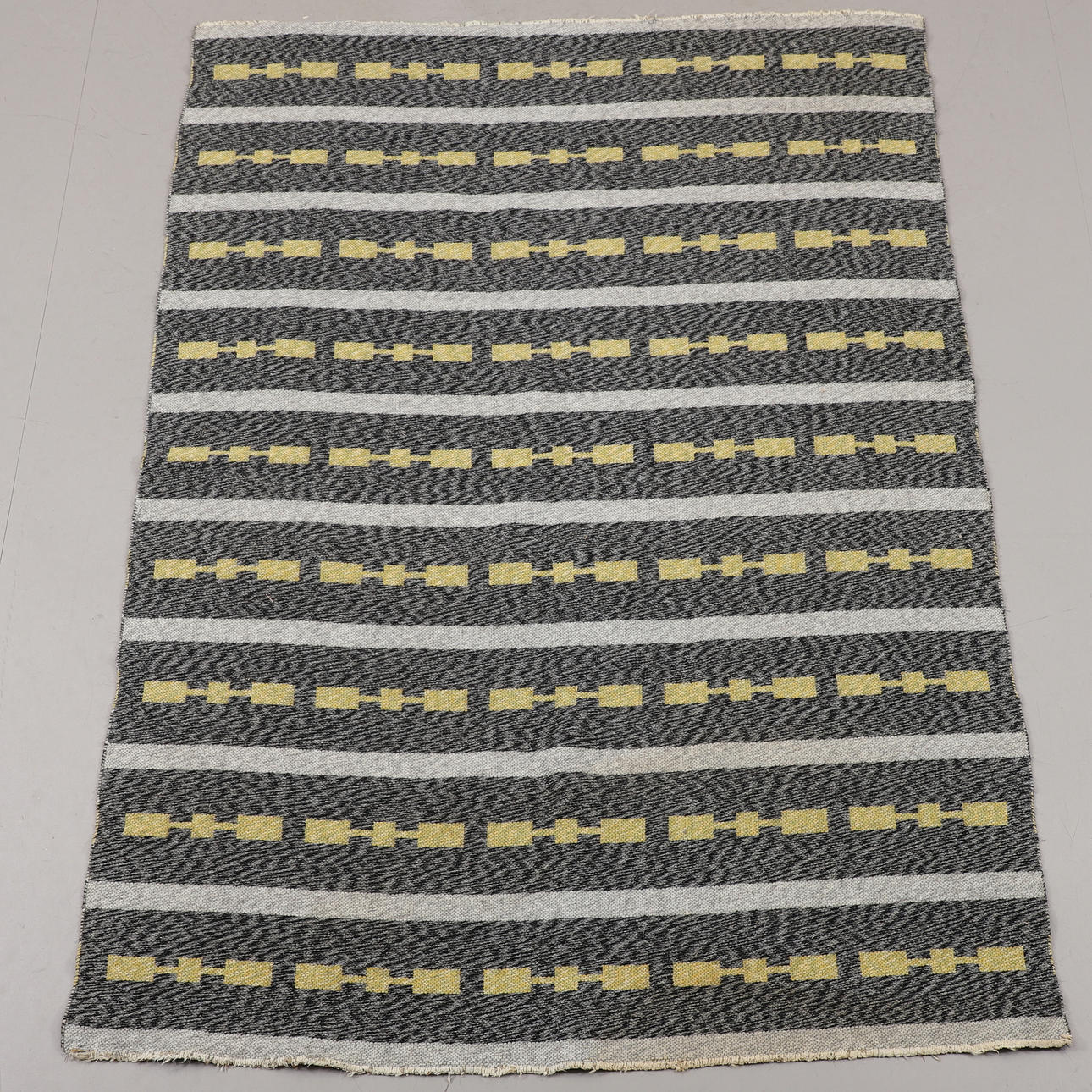 CARPET, double woven, dimensions 210x148 cm.